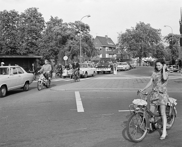 850406 Afbeelding van het fiets-, bromfiets- en autoverkeer uit de richting Tolsteegsingel op de rotonde op het Ledig ...